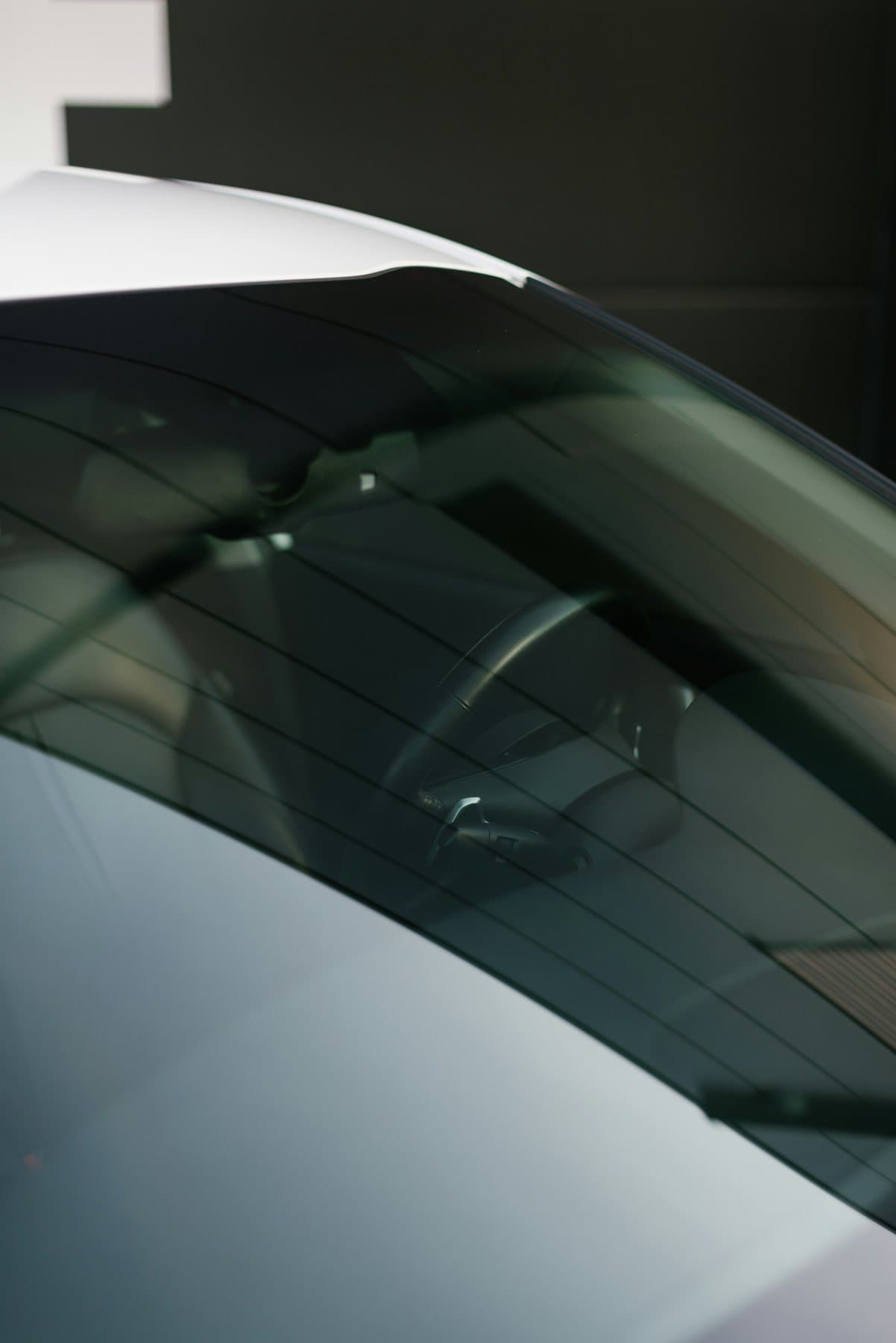 Clean rear vehicle glass with defroster lines